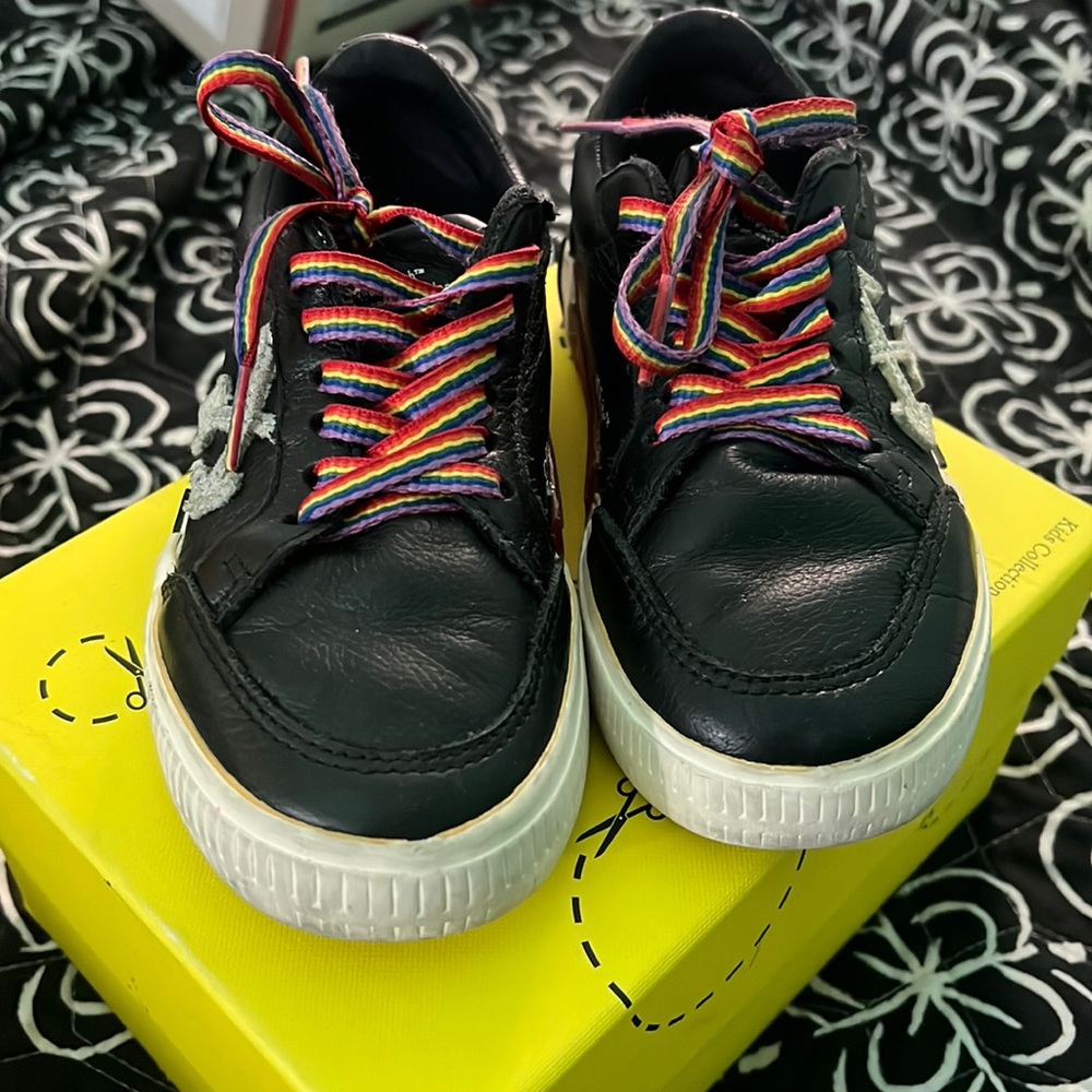 Off-white kids black sneaker good condition just needs to be wiped down